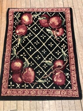 Shaw Black Rug with Apple 🍎🍎🍎 Pattern